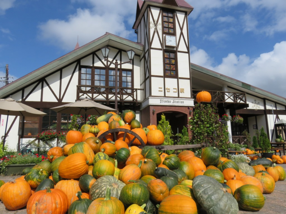 JRニセコ駅がハロウィンかぼちゃ