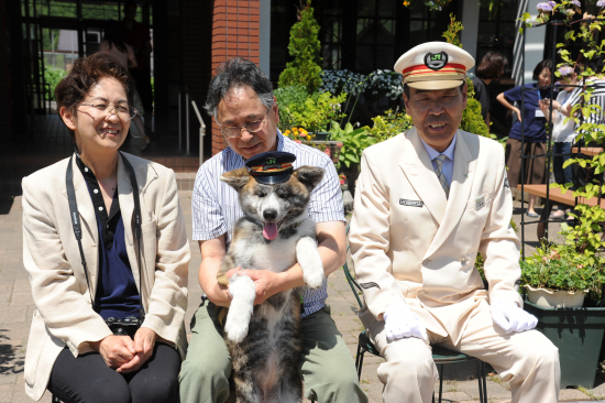Jrニセコ駅看板犬に 駅長帽子 が贈られました インフォメーション 北海道ニセコ町