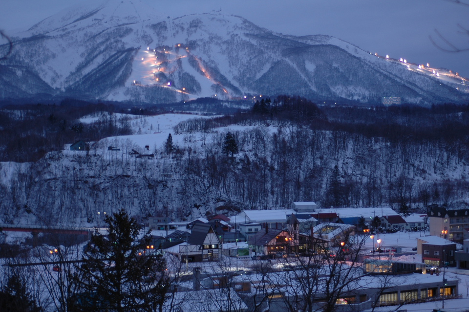 ニセコ町市街地から望むスキー場のナイター