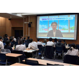 メッセージ動画で探究テーマを発表する田中町長