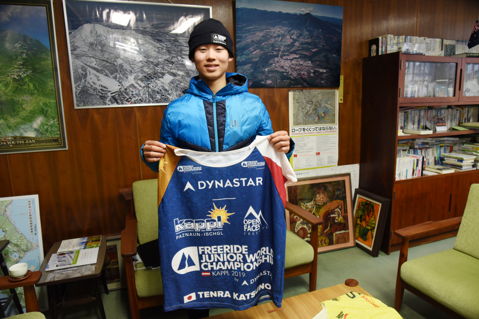 Katsuno Tenbara visited the mayor's room